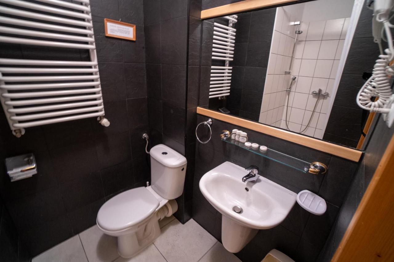 Gosciniec Debowa Gazdowka Bed & Breakfast Ustrzyki Dolne Exterior photo