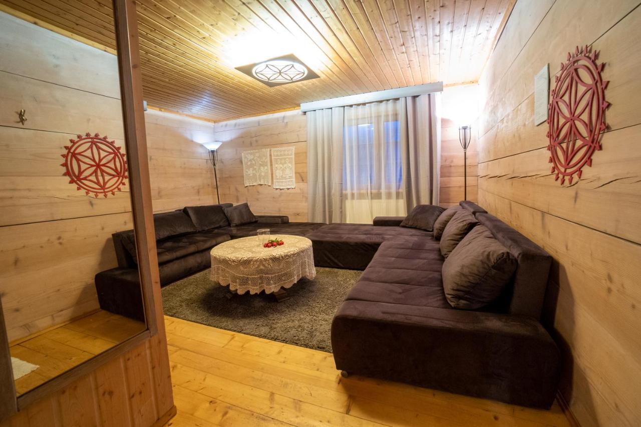 Gosciniec Debowa Gazdowka Bed & Breakfast Ustrzyki Dolne Exterior photo