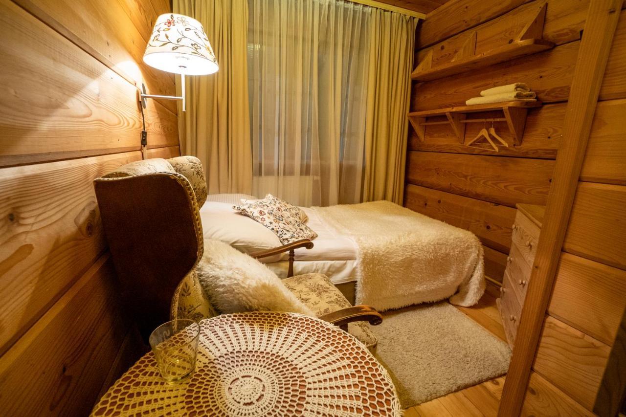 Gosciniec Debowa Gazdowka Bed & Breakfast Ustrzyki Dolne Exterior photo