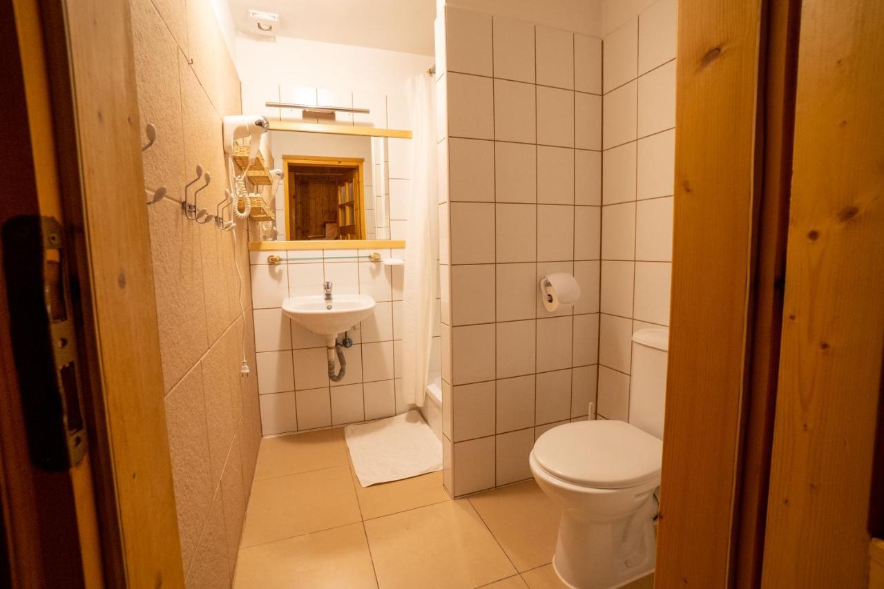 Gosciniec Debowa Gazdowka Bed & Breakfast Ustrzyki Dolne Exterior photo