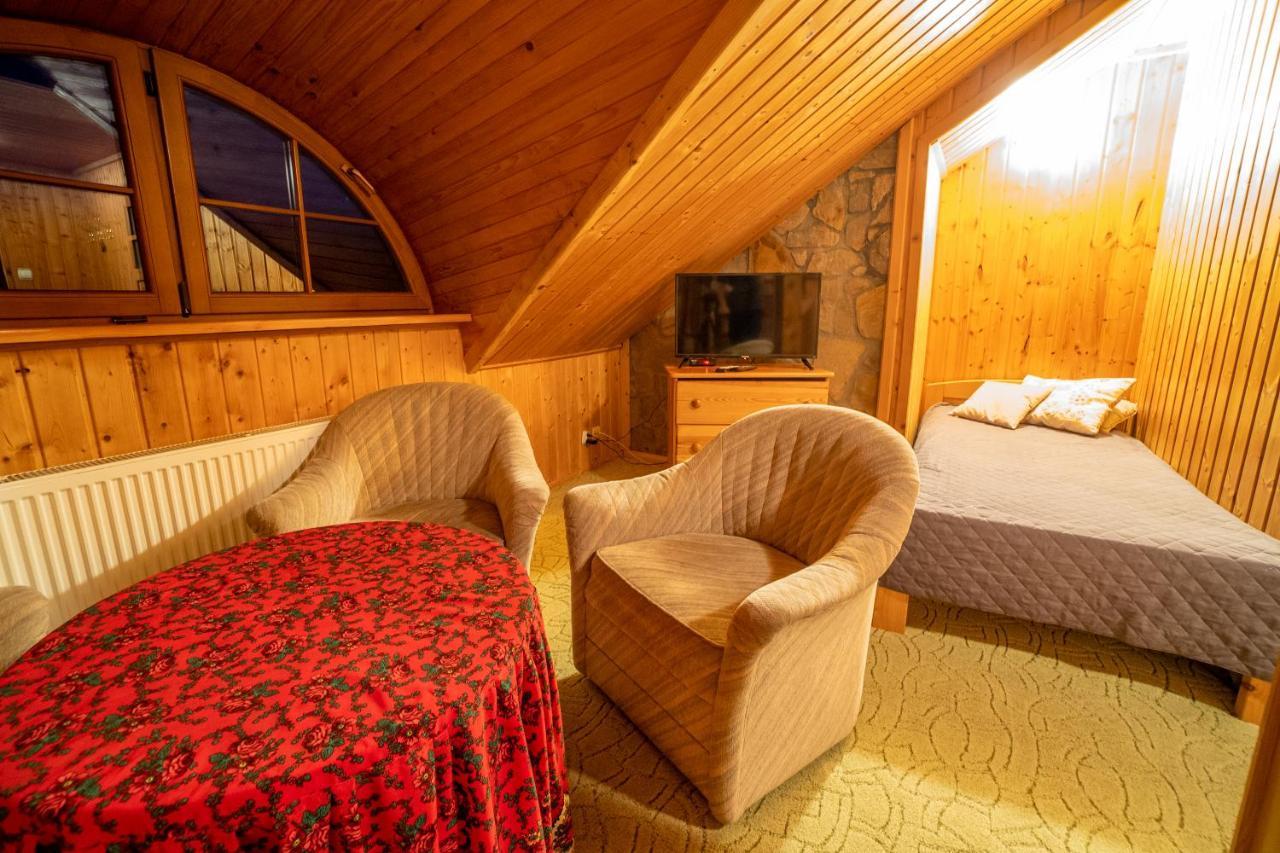 Gosciniec Debowa Gazdowka Bed & Breakfast Ustrzyki Dolne Exterior photo