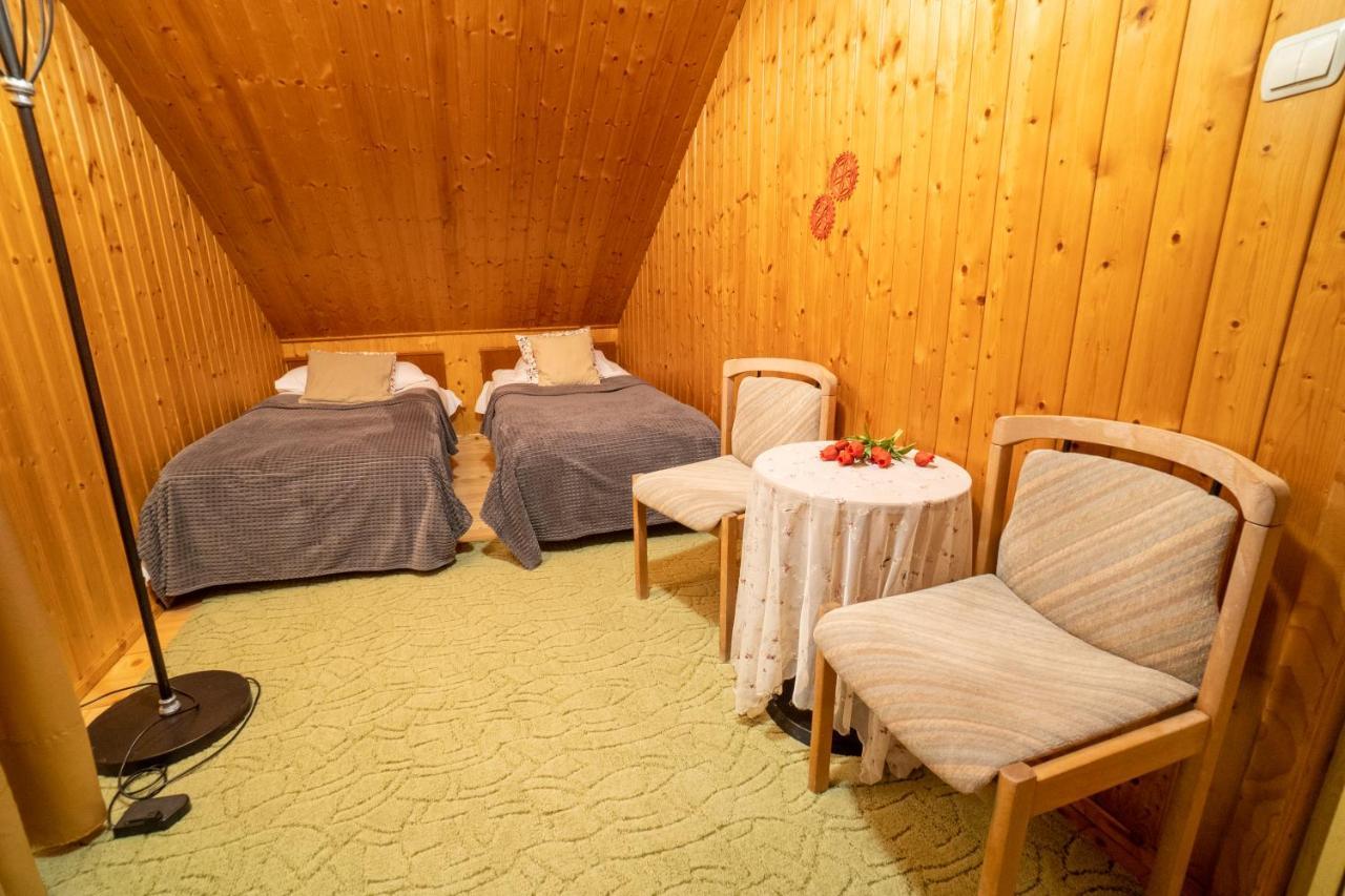 Gosciniec Debowa Gazdowka Bed & Breakfast Ustrzyki Dolne Exterior photo