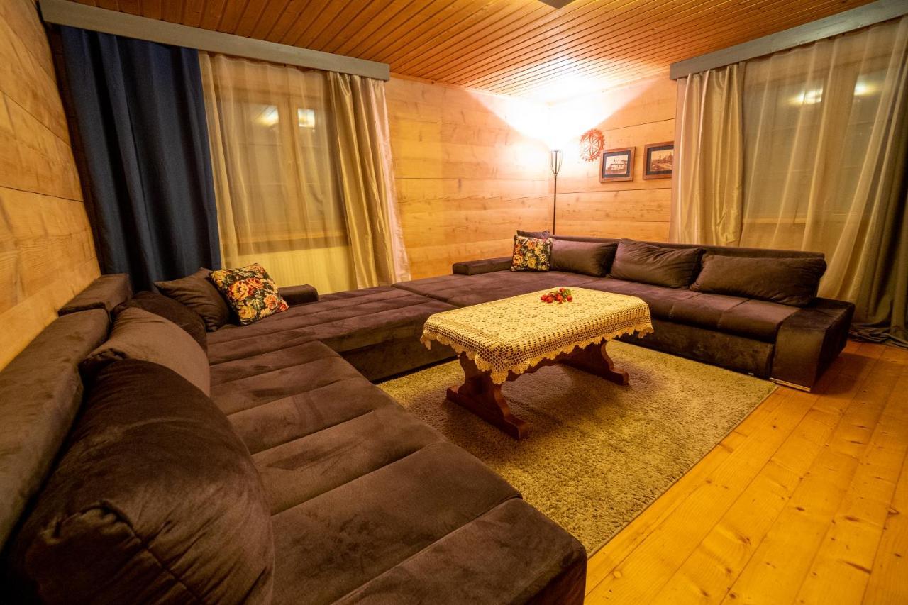 Gosciniec Debowa Gazdowka Bed & Breakfast Ustrzyki Dolne Exterior photo