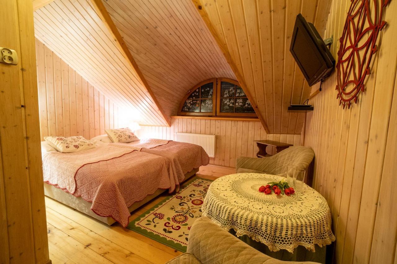 Gosciniec Debowa Gazdowka Bed & Breakfast Ustrzyki Dolne Exterior photo